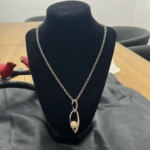 Gorgeous necklace with a pearl